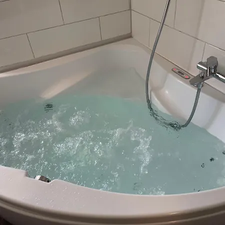 דירה Grosse Neue In Mit Whirlpool